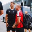 Bruno Pinheiro sorridente ao lado do reforço Marcos Lavín na chegada ao hotel em Cádis - Foto: Académico de Viseu