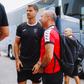 Bruno Pinheiro sorridente ao lado do reforço Marcos Lavín na chegada ao hotel em Cádis - Foto: Académico de Viseu