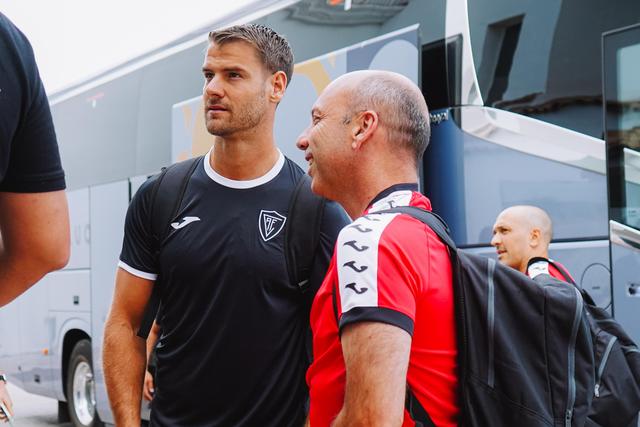 Bruno Pinheiro sorridente ao lado do reforço Marcos Lavín na chegada ao hotel em Cádis - Foto: Académico de Viseu
