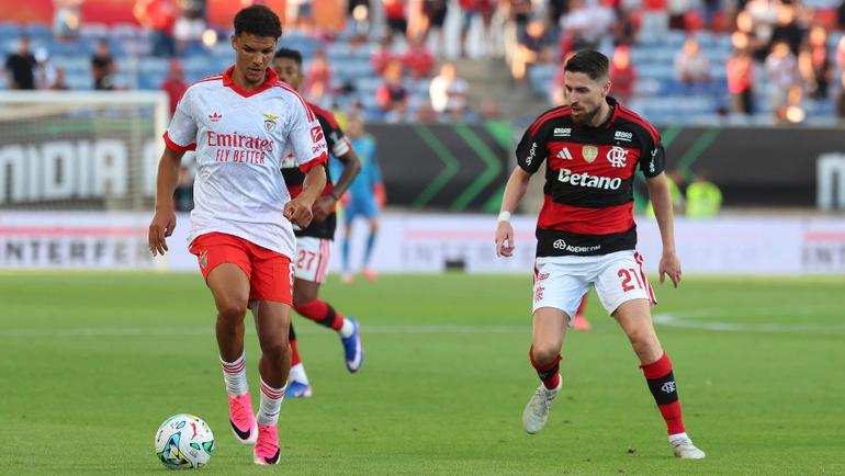 Bah progride sob o olhar de Jorginho no Benfica-Flamengo. Foto SL Benfica