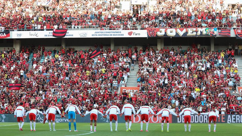 Equipa do Benfica faz vénia aos adeptos antes do jogo com o Flamengo. Foto SL Benfica