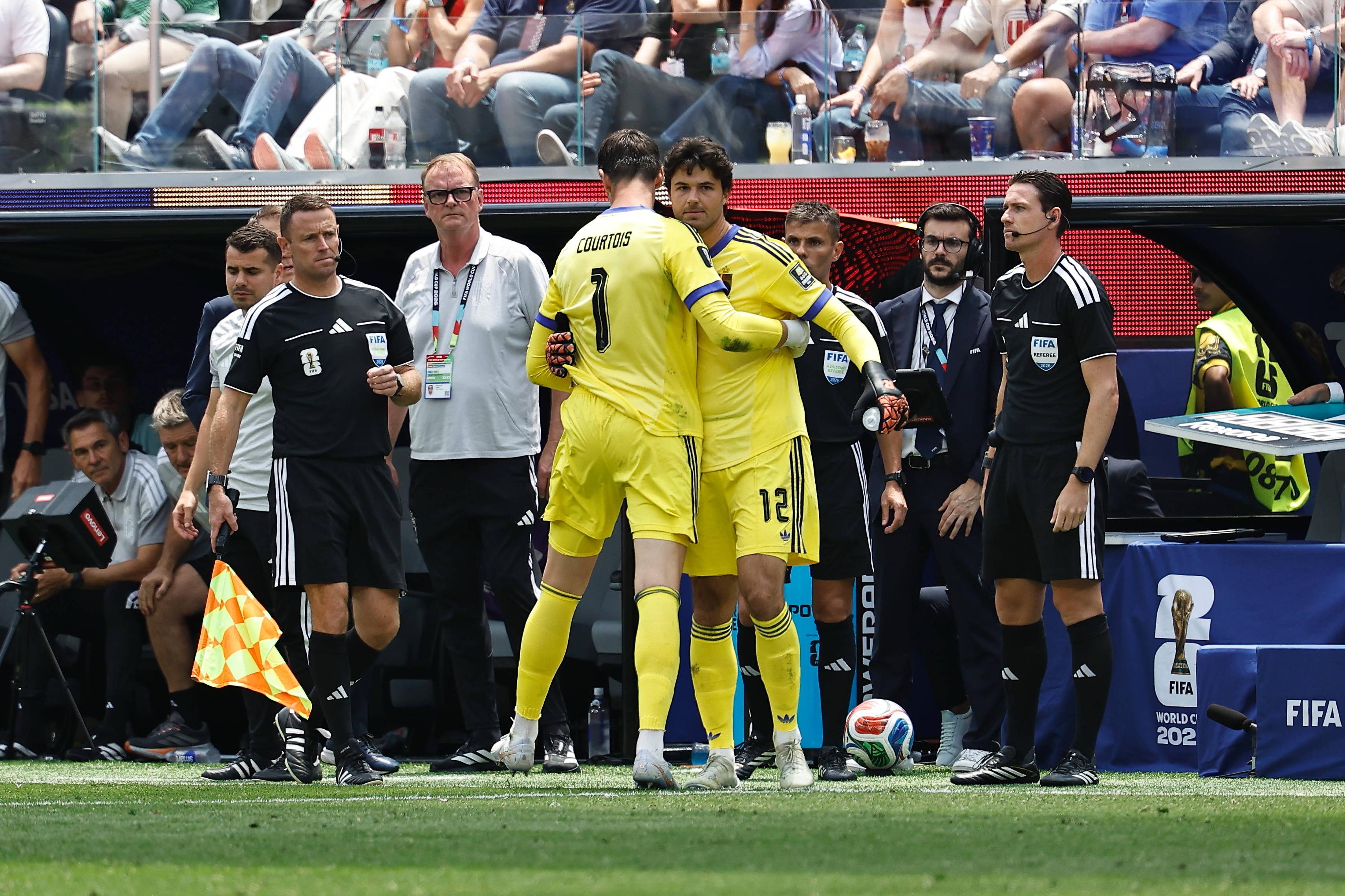 Courtois deu lugar a Lammens por lesão