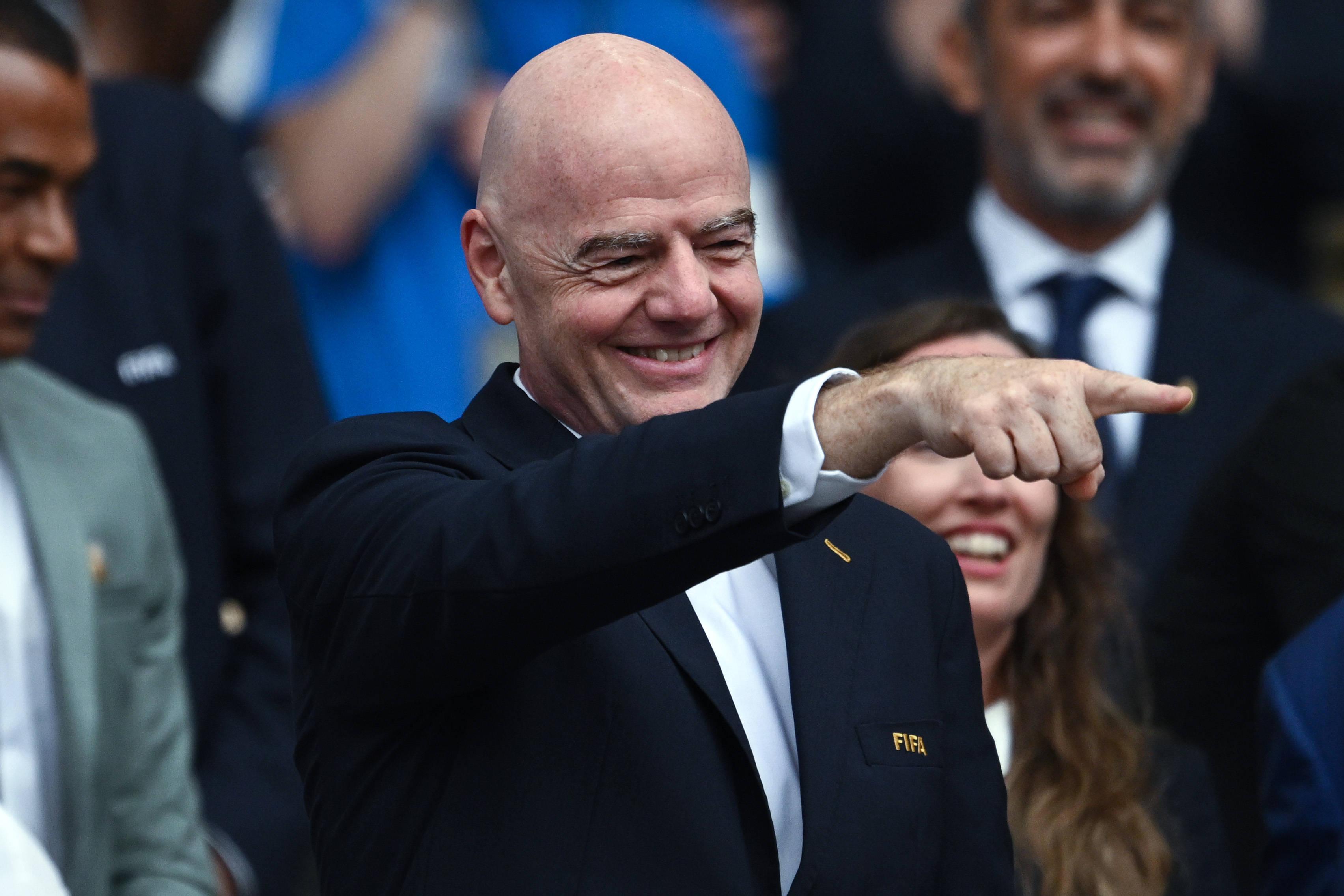 Infantino, presidente da FIFA, assiste ao duelo entre Inglaterra e Noruega