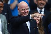 Infantino, presidente da FIFA, assiste ao duelo entre Inglaterra e Noruega