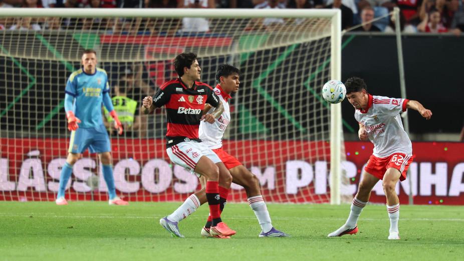 José Neto corta de cabeça sob o olhar de Pedro e Gabriel Índio no Benfica-Flamengo. Foto SL Benfica