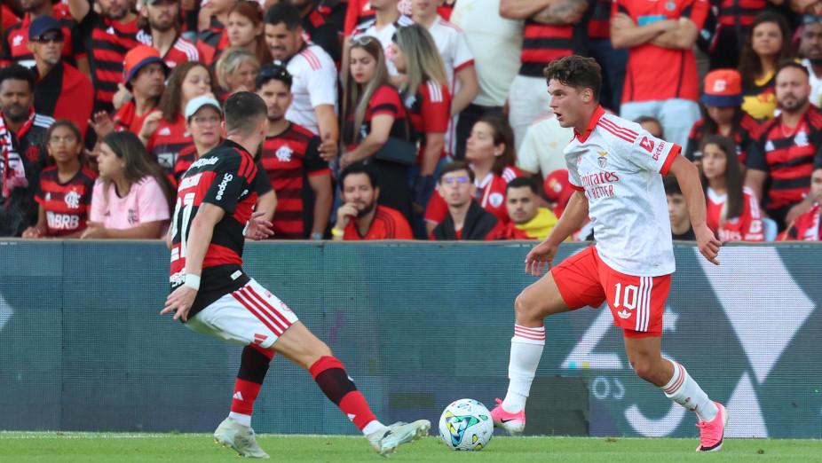 Sudakov vigiado por Jorginho no Benfica-Flamengo. Foto SL Benfica