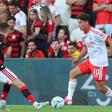 Sudakov vigiado por Jorginho no Benfica-Flamengo. Foto SL Benfica
