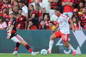 Sudakov vigiado por Jorginho no Benfica-Flamengo. Foto SL Benfica