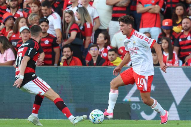 Sudakov vigiado por Jorginho no Benfica-Flamengo. Foto SL Benfica