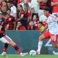 Sudakov vigiado por Jorginho no Benfica-Flamengo. Foto SL Benfica