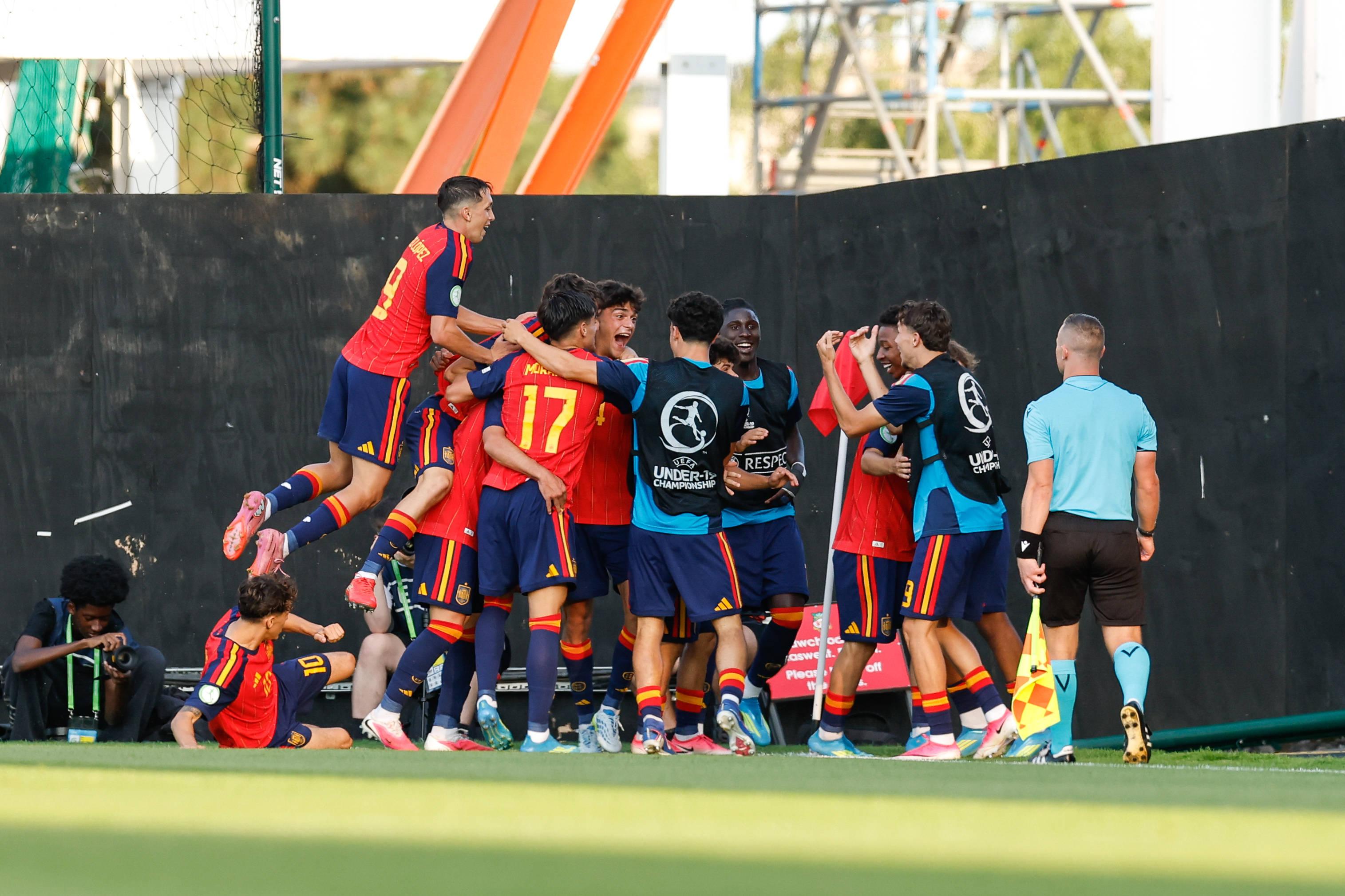 Espanha a celebrar um dos dois golos em Wrexham