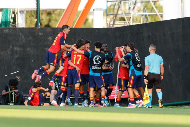 Espanha a celebrar um dos dois golos em Wrexham