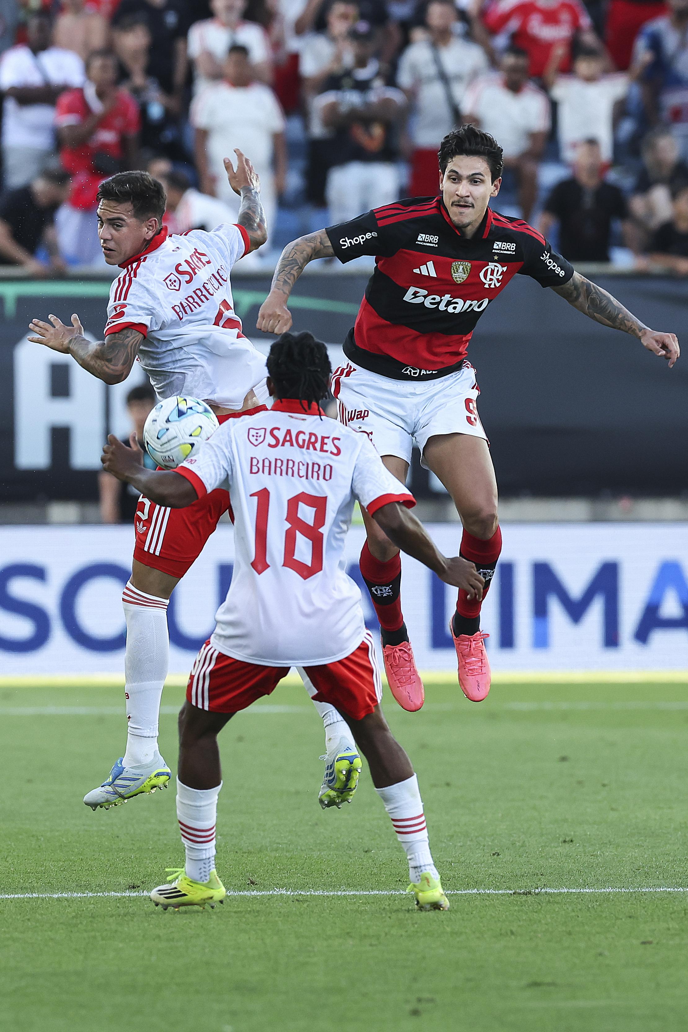 Barrenechea e Pedro em duelo sob o olhar de Leandro Barreiro no Benfica-Flamengo. Foto LUÍS FORRA/LUSA