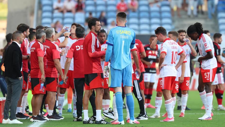 Pausa para hidratação na primeira parte do Benfica-Flamengo. Foto SL Benfica