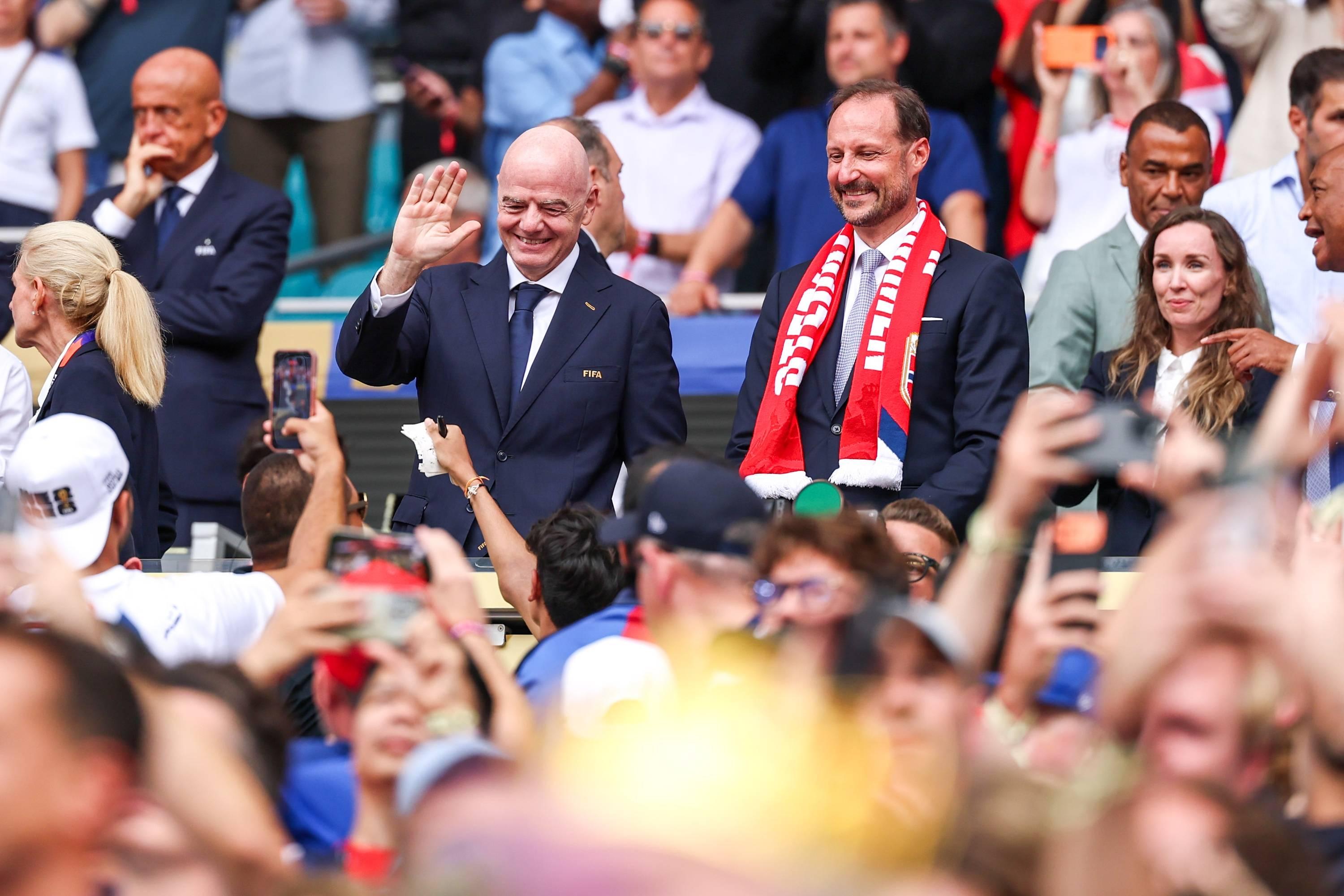 Infantino, presidente da FIFA, com Haakon, Príncipe Herdeiro da Noruega