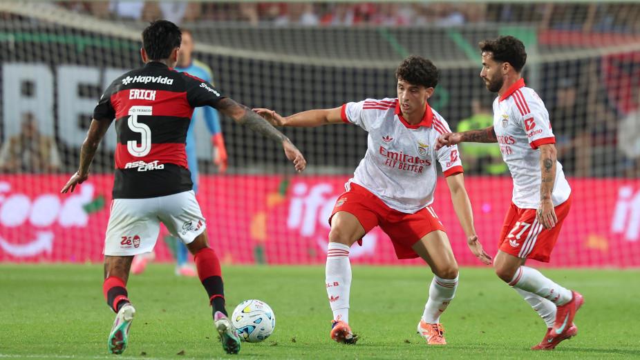 Erick Pulgar tenta importunar Manu Silva e Rafa no Benfica-Flamengo. Foto SL Benfica
