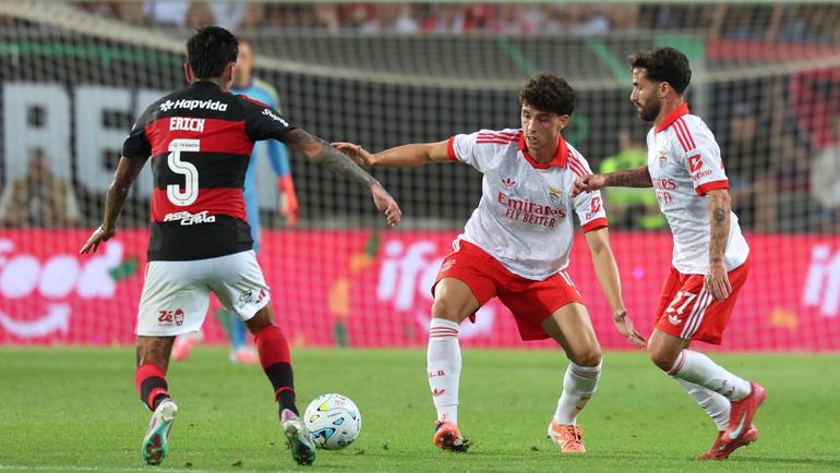 Erick Pulgar tenta importunar Manu Silva e Rafa no Benfica-Flamengo. Foto SL Benfica
