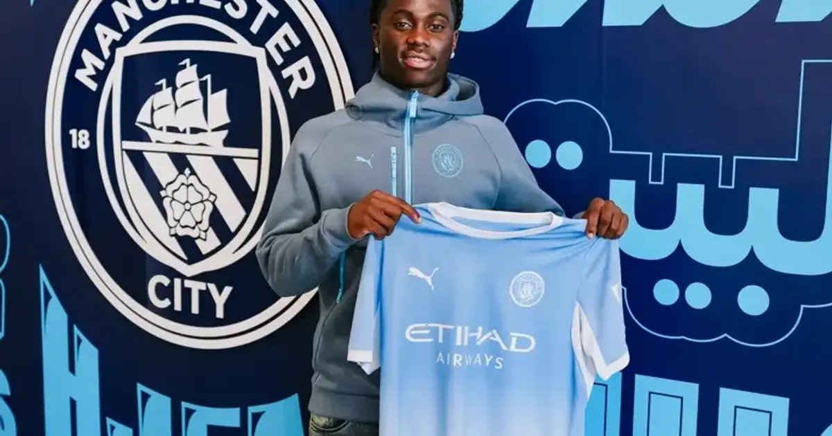 Mercado oficial: Man. City garante promessa inglesa de 17 anos