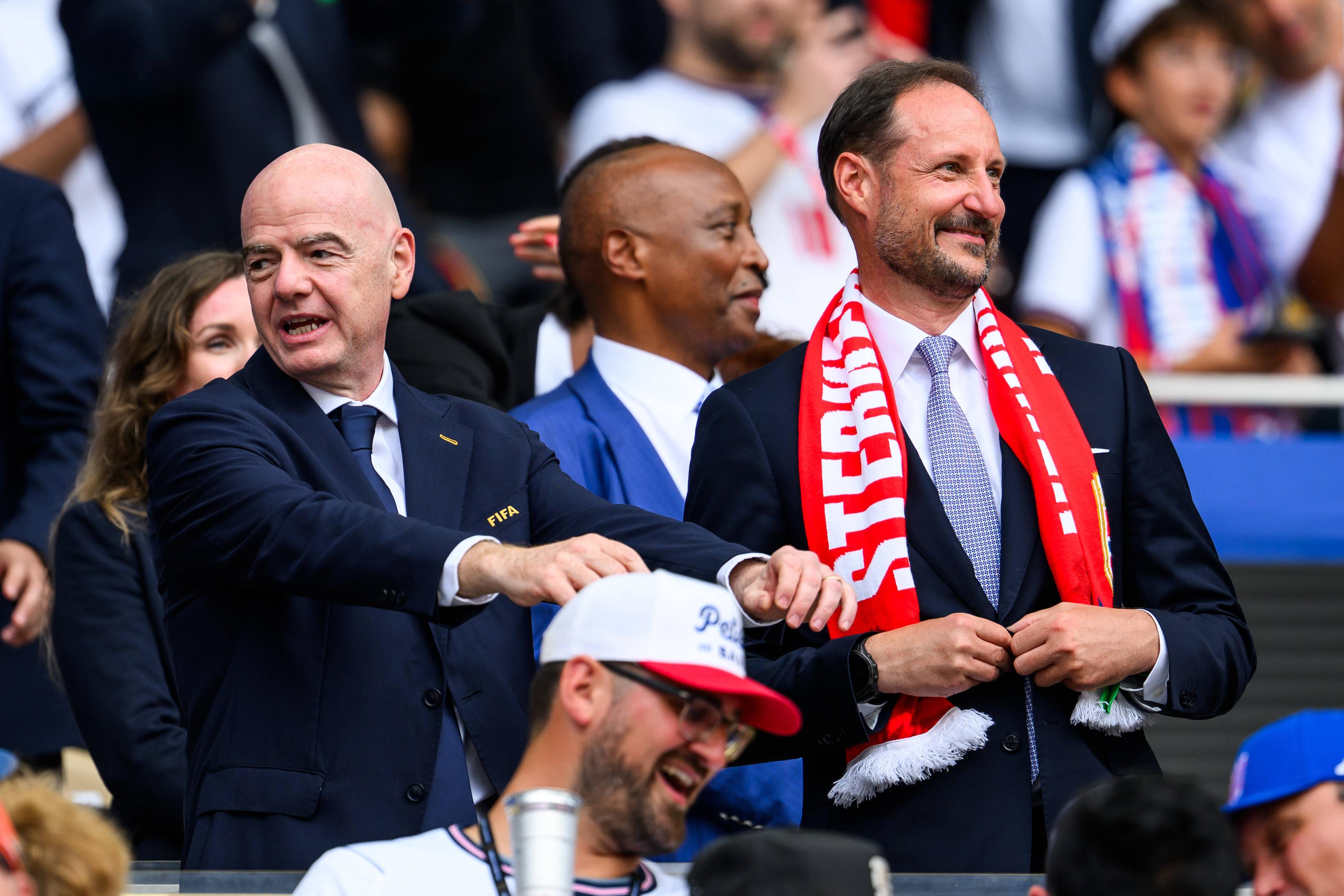 Infantino, presidente da FIFA, com Haakon, Príncipe Herdeiro da Noruega