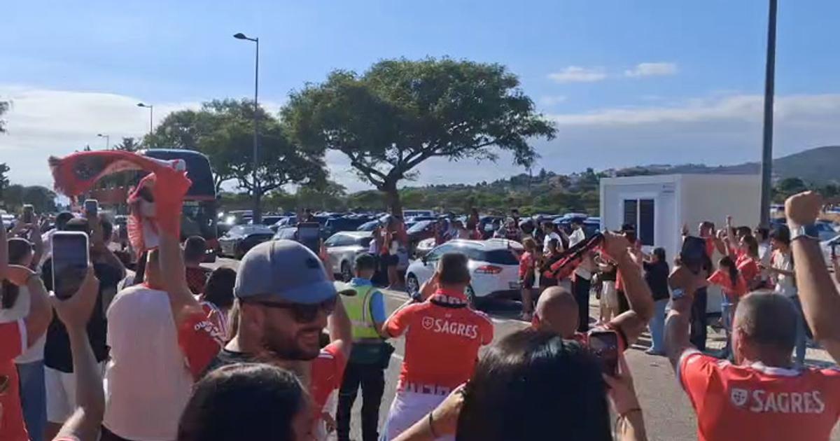 Autocarro do Benfica recebido em força no Algarve por adeptos do Benfica