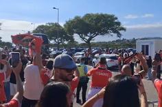 Autocarro do Benfica recebido em força no Algarve por adeptos do Benfica