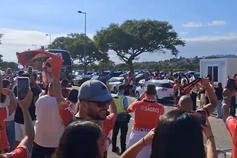 Autocarro do Benfica recebido em força no Algarve por adeptos do Benfica