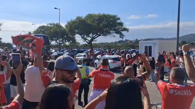 Autocarro do Benfica recebido em força no Algarve por adeptos do Benfica