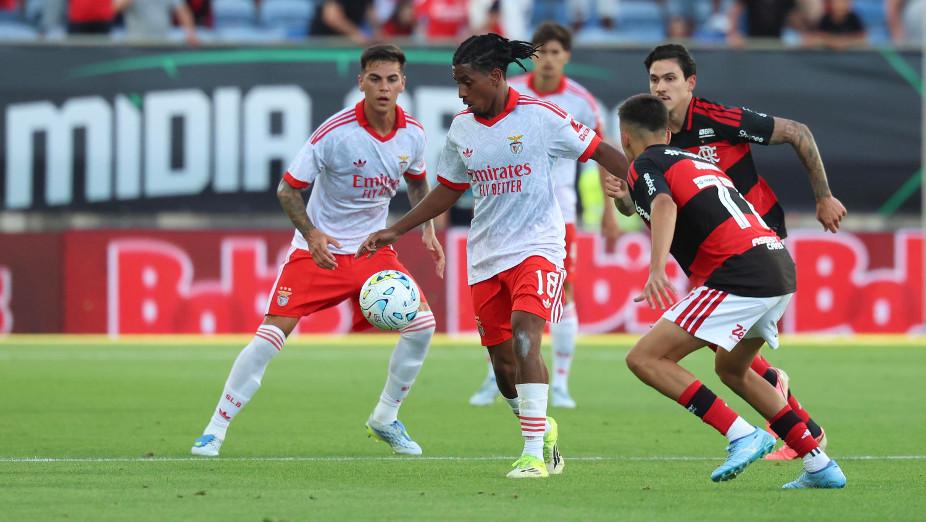 Leandro Barreiro controla a bola no Benfica-Flamengo. Foto SL Benfica