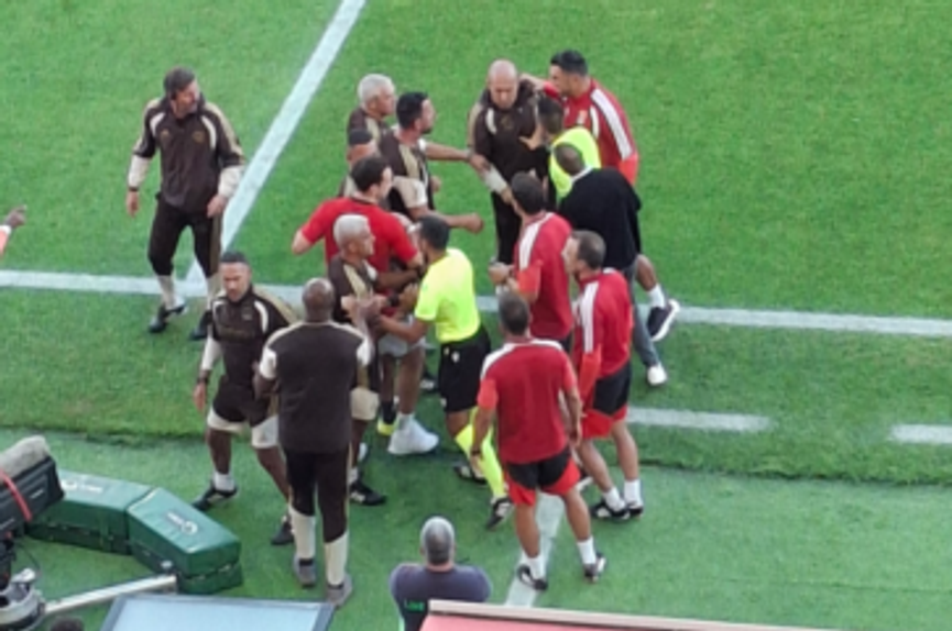 Confusão entre Leonardo Jardim e o banco do Benfica (Foto: A BOLA)