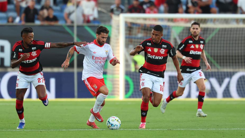 Bruno Henrique agarra Rafa no Benfica-Flamengo. Foto SL Benfica