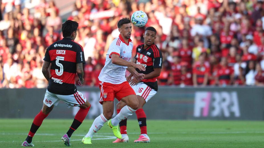 Lenglet com Erick Pulgar e Samuel Lino por perto no Benfica-Flamengo. Foto SL Benfica