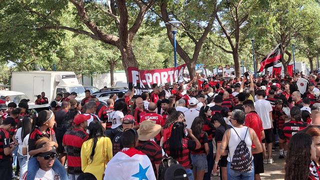 Invasão rubro-negra: adeptos do Flamengo fazem a festa antes do jogo com o Benfica