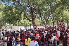 Invasão rubro-negra: adeptos do Flamengo fazem a festa antes do jogo com o Benfica