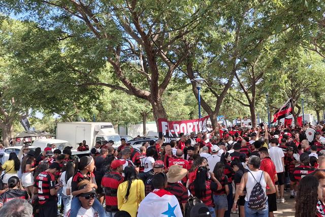Invasão rubro-negra: adeptos do Flamengo fazem a festa antes do jogo com o Benfica