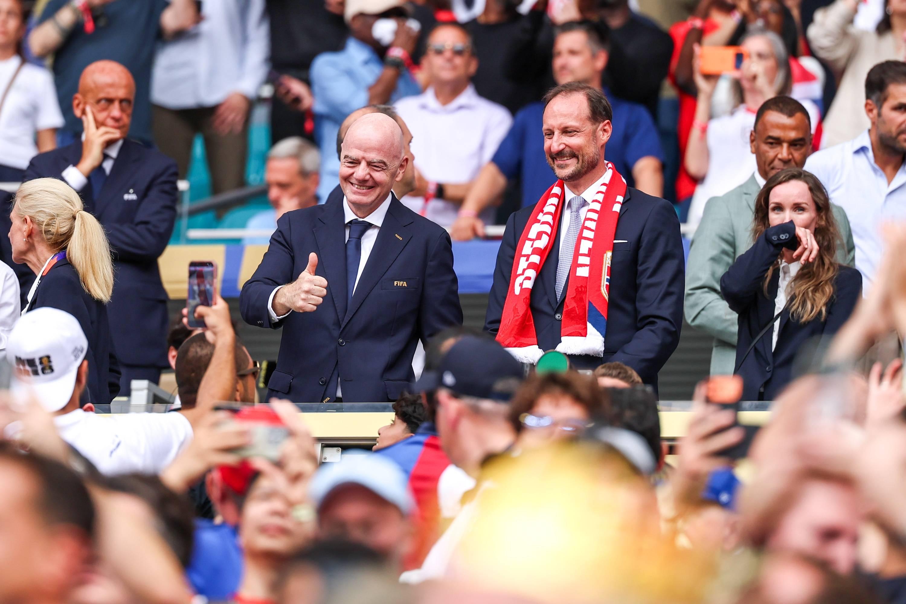 Infantino, presidente da FIFA, com Haakon, Príncipe Herdeiro da Noruega
