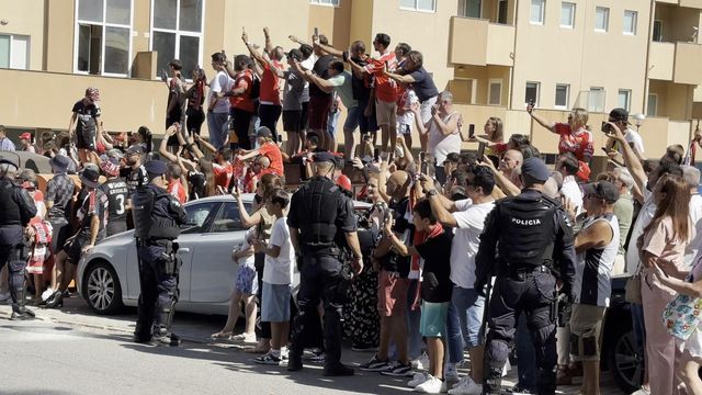 Grande apoio dos adeptos na chegada do autocarro do Benfica a Famalicão