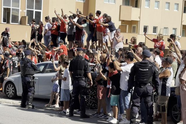 Grande apoio dos adeptos na chegada do autocarro do Benfica a Famalicão