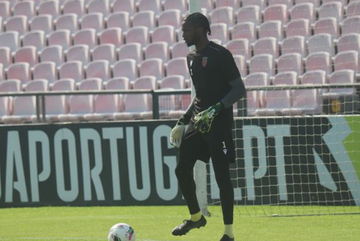 Errou em três golos e foi substituído aos 12', mas treinador garante: «Vai jogar com o Vizela»