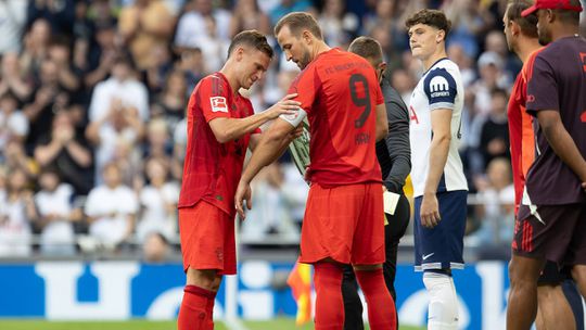 VÍDEO: Harry Kane conquista troféu, mas recusa-se a levantá-lo