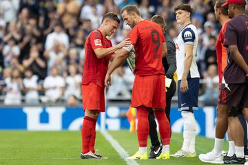 VÍDEO: Harry Kane conquista troféu, mas recusa-se a levantá-lo