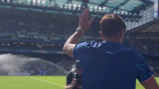 Pedro Neto apresentado no relvado de Stamford Bridge