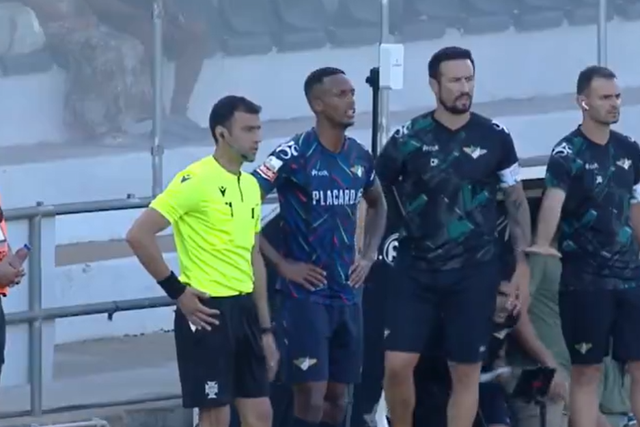 VÍDEO: Sidnei Tavares desfalca Moreirense com insólita expulsão