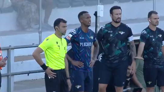 VÍDEO: Sidnei Tavares desfalca Moreirense com insólita expulsão