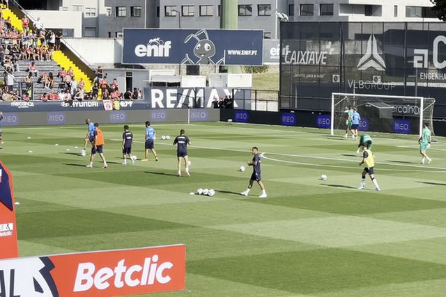 Jogadores do Famalicão aquecem antes do embate com o  Benfica