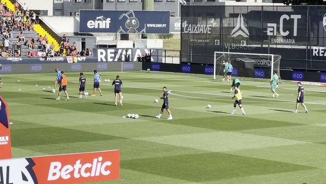 Jogadores do Famalicão aquecem antes do embate com o  Benfica