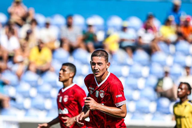 Anel de Safira repleto de pedras preciosas (destaques)