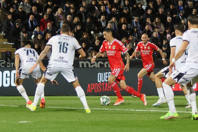 Famalicão-Benfica: já há onzes oficiais, siga em direto