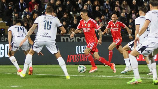 Famalicão-Benfica: já há onzes oficiais, siga em direto