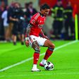 Richard Ríos, médio colombiano do Benfica (que terça-feira, 12 de agosto, recebe o Nice em jogo da UEFA Champions League), tem a bola controlada e prepara-se para iniciar mais um ataque das águias