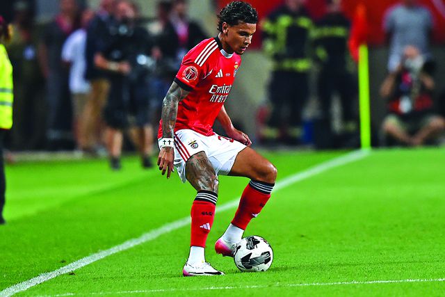 Richard Ríos, médio colombiano do Benfica (que terça-feira, 12 de agosto, recebe o Nice em jogo da UEFA Champions League), tem a bola controlada e prepara-se para iniciar mais um ataque das águias
